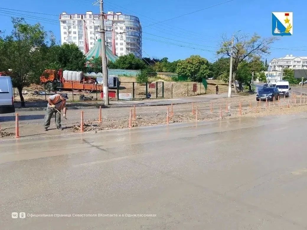 В Севастополе подрядчики устраняют последствия ливня: на улицах работают более 20 дорожников и 14 единиц техники