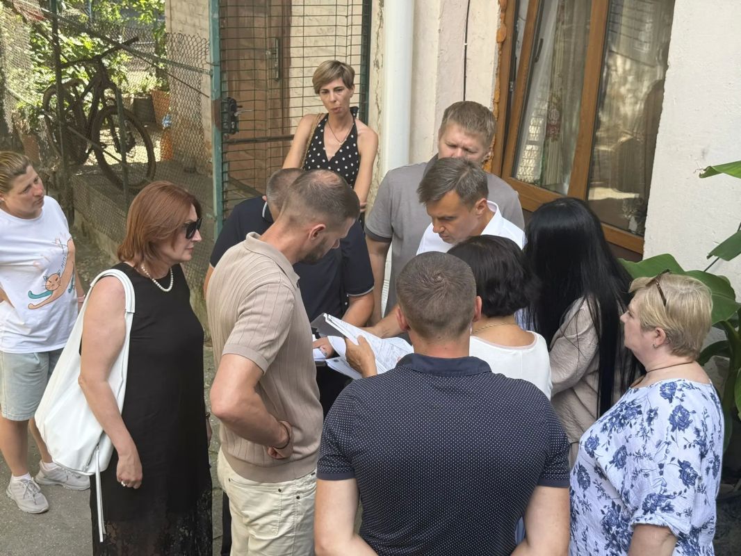 Константин Шимановский: Продолжаем обходы многоквартирных домов! Сегодня совместно с депутатами Ялтинского городского совета Натальей Белухой и Арсеном Гродским, заместителем главы администрации Владимиром Сафоновым... Константин Шимановский: Продолжаем обходы многоквартирных домов! Сегодня совместно с депутатами Ялтинского городского совета Натальей Белухой и Арсеном Гродским, заместителем главы администрации Владимиром Сафоновым...