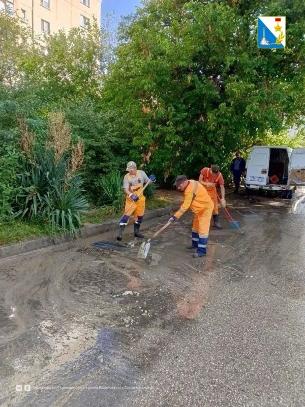 После сильного дождя «Водоканал» уже очистил 44 ливневые решётки После сильного дождя «Водоканал» уже очистил 44 ливневые решётки