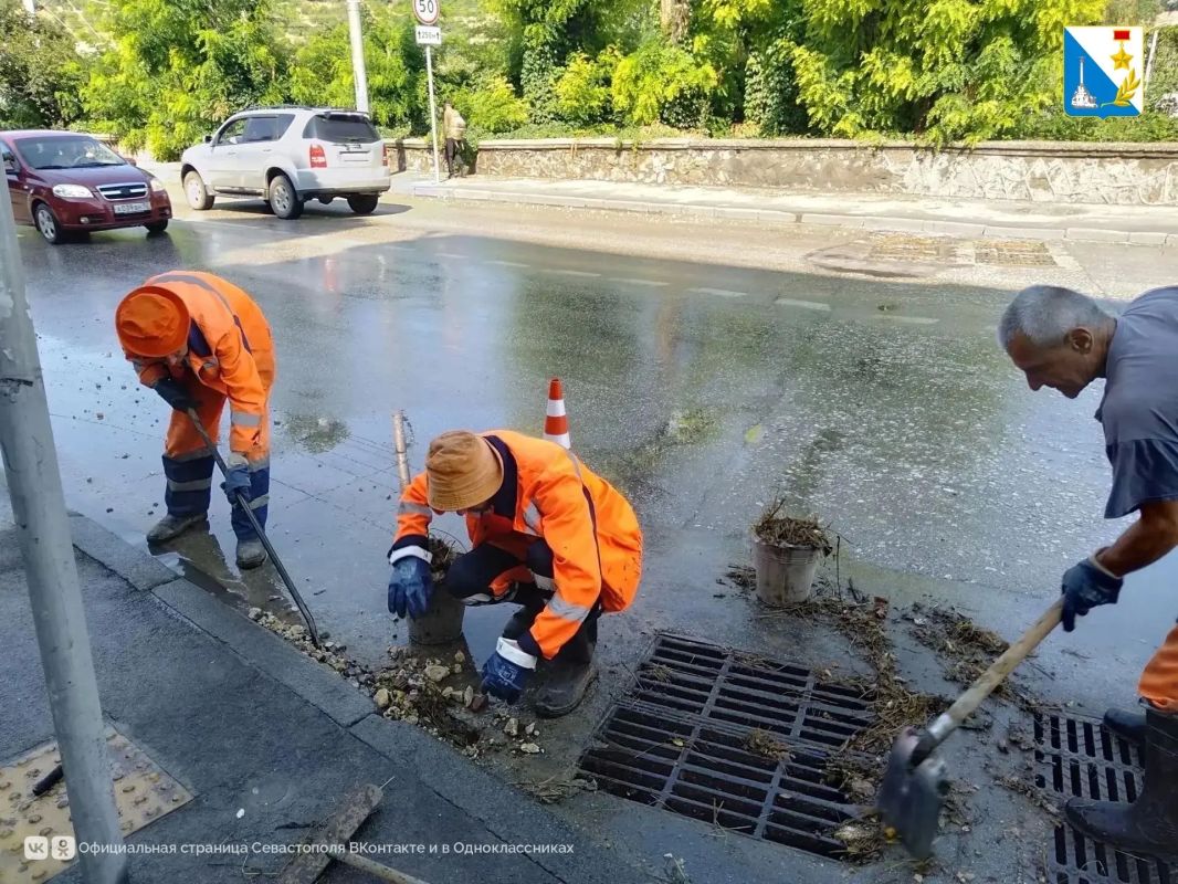 После сильного дождя «Водоканал» уже очистил 44 ливневые решётки После сильного дождя «Водоканал» уже очистил 44 ливневые решётки