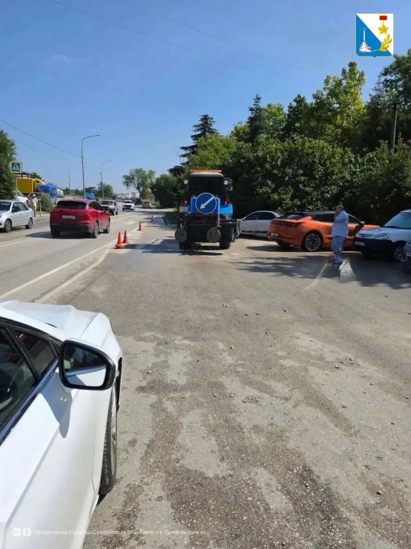 В Севастополе подрядчики устраняют последствия ливня: на улицах работают более 20 дорожников и 14 единиц техники В Севастополе подрядчики устраняют последствия ливня: на улицах работают более 20 дорожников и 14 единиц техники
