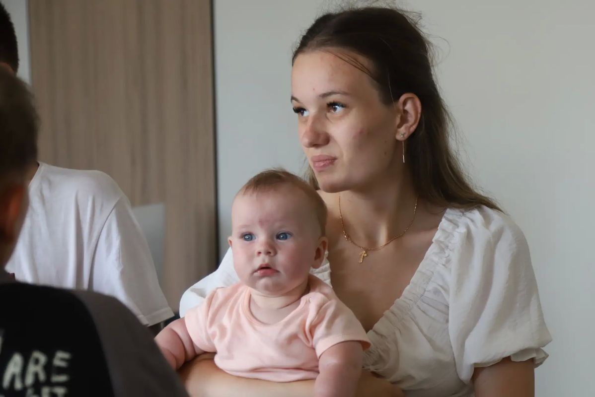 Глава администрации Бахчисарайского района Анжелика Ястребова вручила ключи от долгожданных квартир двум жителям Бахчисарайского района из числа детей-сирот и детей, оставшихся без попечения родителей Глава администрации Бахчисарайского района Анжелика Ястребова вручила ключи от долгожданных квартир двум жителям Бахчисарайского района из числа детей-сирот и детей, оставшихся без попечения родителей