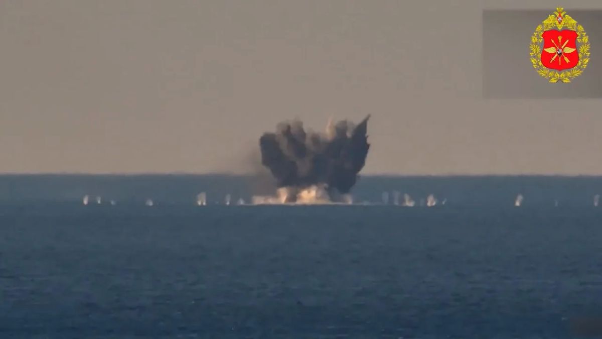 Процесс уничтожения украинских БЭК Sargan-3000 в акватории Черного моря ударами "Ланцетов" и стрелковым огнем Процесс уничтожения украинских БЭК Sargan-3000 в акватории Черного моря ударами "Ланцетов" и стрелковым огнем
