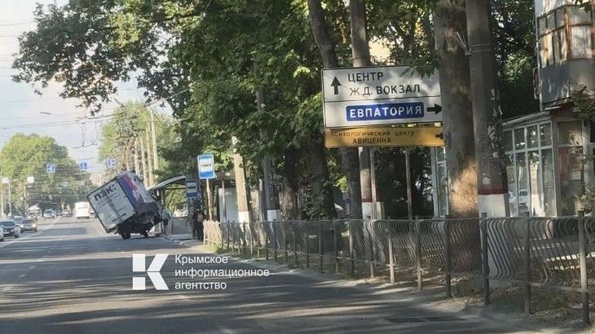 В Симферополе грузовик влетел в подземный переход