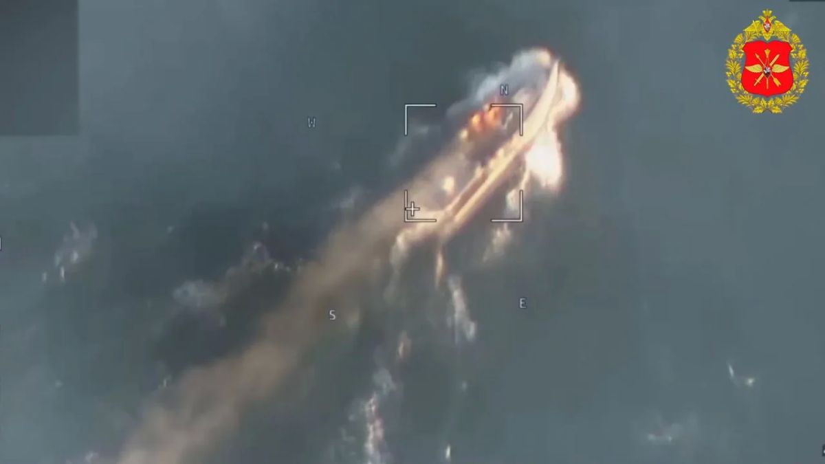 Процесс уничтожения украинских БЭК Sargan-3000 в акватории Черного моря ударами "Ланцетов" и стрелковым огнем Процесс уничтожения украинских БЭК Sargan-3000 в акватории Черного моря ударами "Ланцетов" и стрелковым огнем