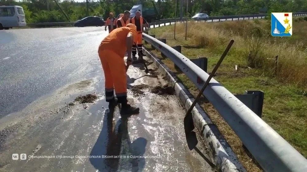 В Севастополе подрядчики устраняют последствия ливня: на улицах работают более 20 дорожников и 14 единиц техники В Севастополе подрядчики устраняют последствия ливня: на улицах работают более 20 дорожников и 14 единиц техники
