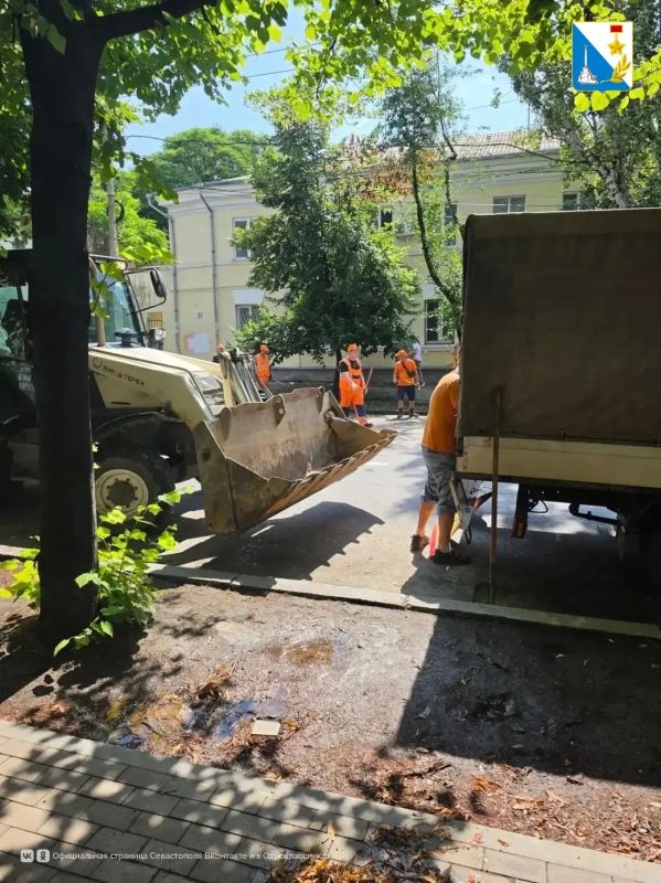 С раннего утра на севастопольских улицах трудятся более 20 дорожников и 14 единиц техники