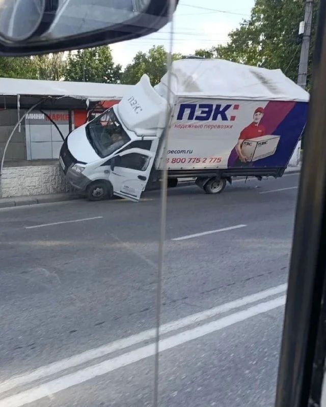 В Симферополе грузовик влетел в подземный переход