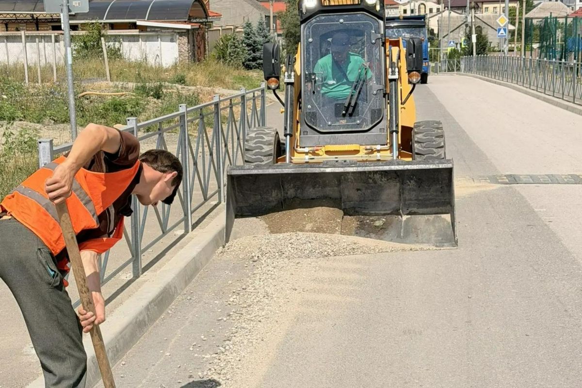 В Симферополе продолжается ежедневная уборка городских территорий