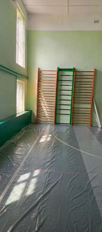 В пгт Никита начался ремонт школьного спортзала