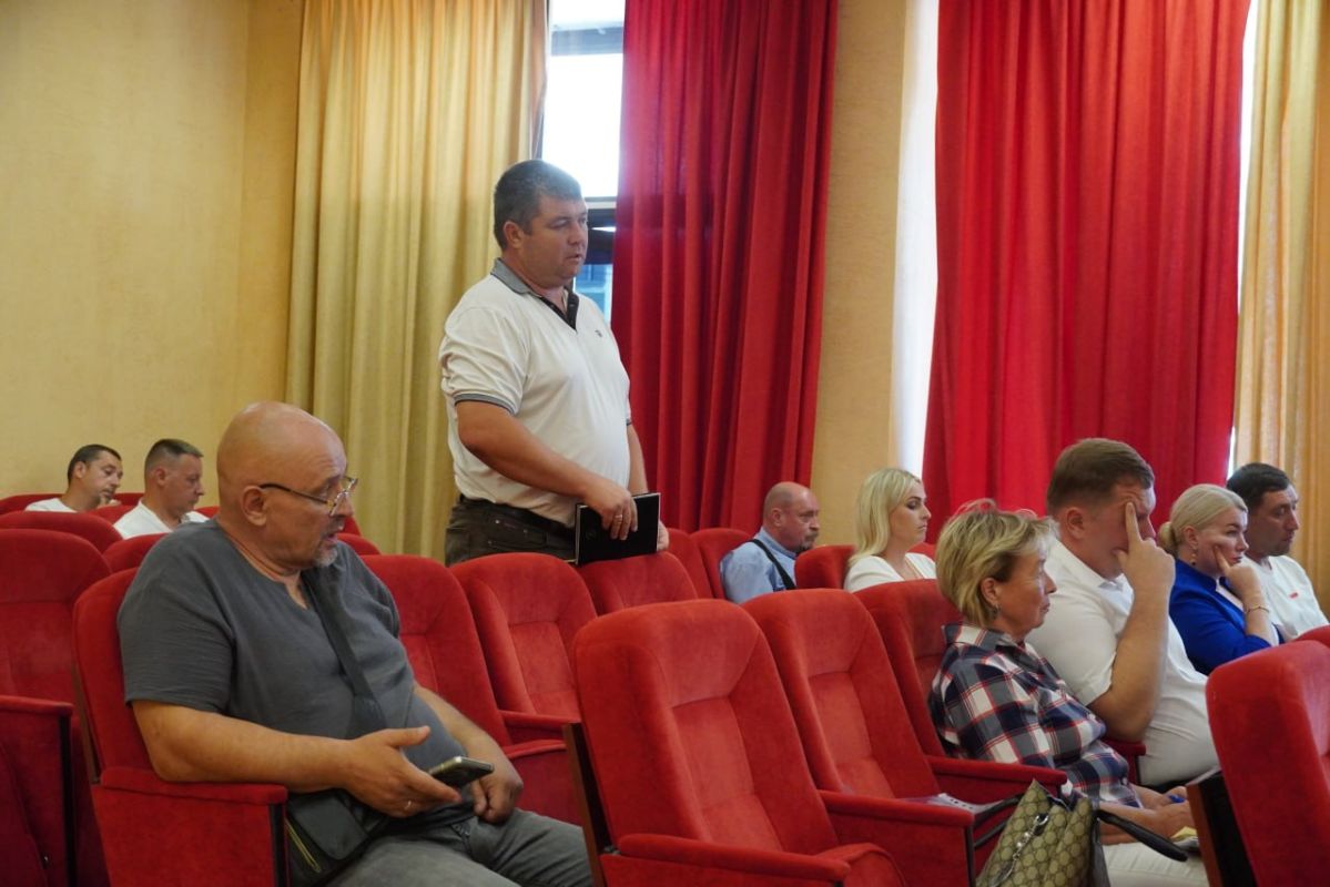 Иван Кошель: Совместно с главой муниципального образования - председателем Керченского городского совета Денисом Колесником провели заседание депутатского часа, на котором обсудили текущую обстановку, проблемные темы и... Иван Кошель: Совместно с главой муниципального образования - председателем Керченского городского совета Денисом Колесником провели заседание депутатского часа, на котором обсудили текущую обстановку, проблемные темы и...