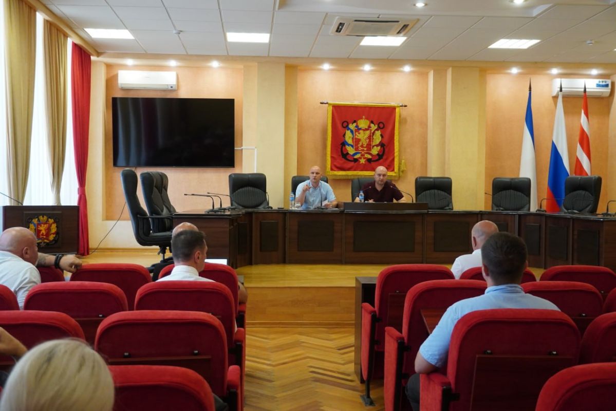 Иван Кошель: Совместно с главой муниципального образования - председателем Керченского городского совета Денисом Колесником провели заседание депутатского часа, на котором обсудили текущую обстановку, проблемные темы и... Иван Кошель: Совместно с главой муниципального образования - председателем Керченского городского совета Денисом Колесником провели заседание депутатского часа, на котором обсудили текущую обстановку, проблемные темы и...
