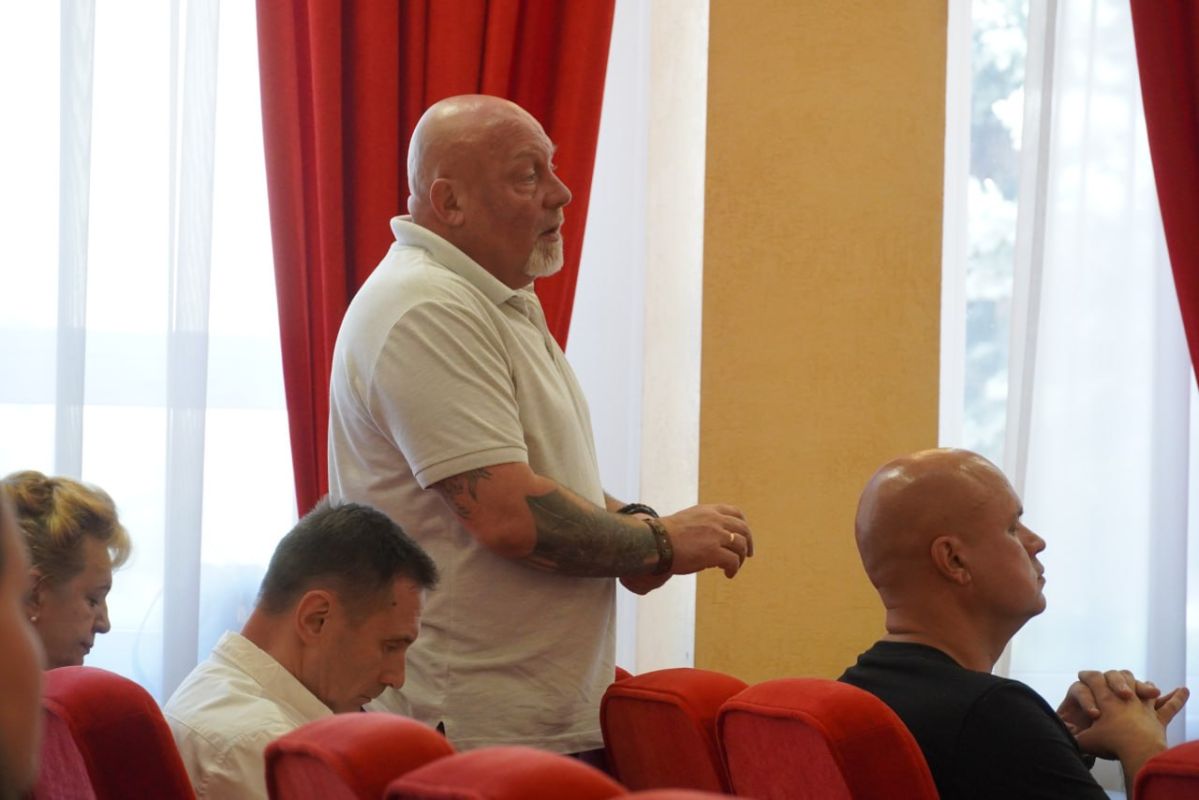 Иван Кошель: Совместно с главой муниципального образования - председателем Керченского городского совета Денисом Колесником провели заседание депутатского часа, на котором обсудили текущую обстановку, проблемные темы и... Иван Кошель: Совместно с главой муниципального образования - председателем Керченского городского совета Денисом Колесником провели заседание депутатского часа, на котором обсудили текущую обстановку, проблемные темы и...