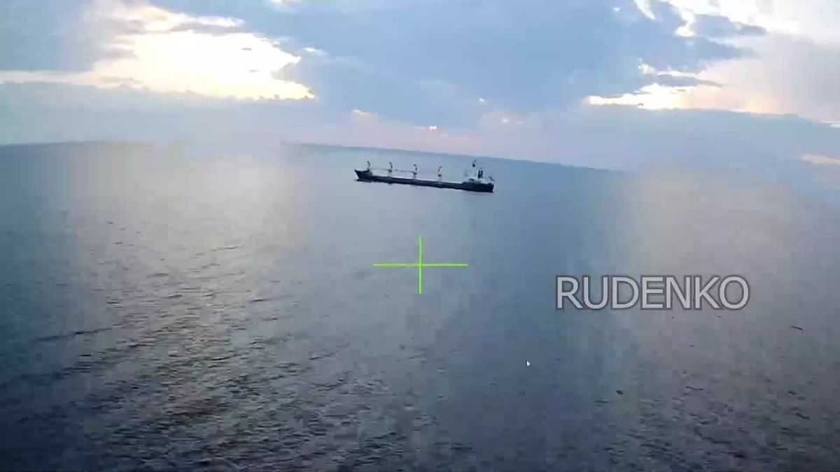 Андрей Руденко: Кадры поражения с применением БПЛА «Герань-2» в акватории Черного моря сухогруза, осуществлявшего переход в порт «Черноморск» Одесской области для доставки военного груза в интересах ВСУ