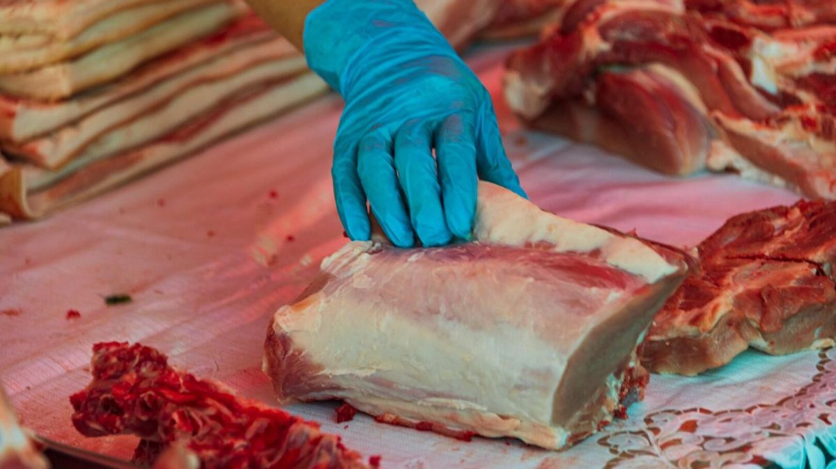На рынке в Севастополе продавали опасные мясо и яйца