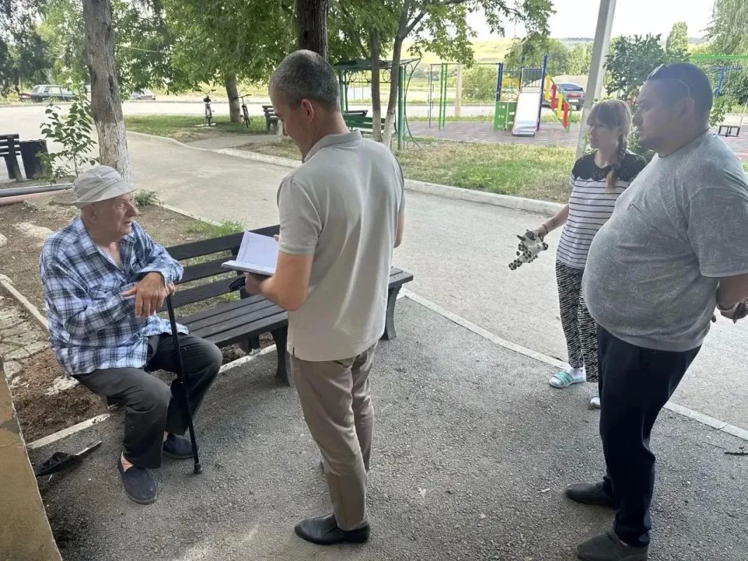 Как не раз говорил Глава Республики Крым Сергей Валерьевич Аксёнов, сейчас особенно важно быть рядом с людьми, разделять с ними сложности нынешнего времени и оказывать необходимую помощь Как не раз говорил Глава Республики Крым Сергей Валерьевич Аксёнов, сейчас особенно важно быть рядом с людьми, разделять с ними сложности нынешнего времени и оказывать необходимую помощь