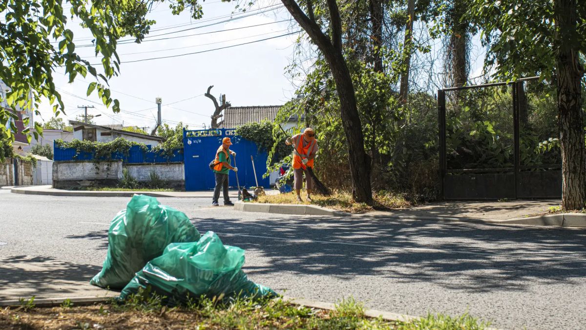 Чистота и порядок в Симферополе — ежедневная работа городских служб Чистота и порядок в Симферополе — ежедневная работа городских служб