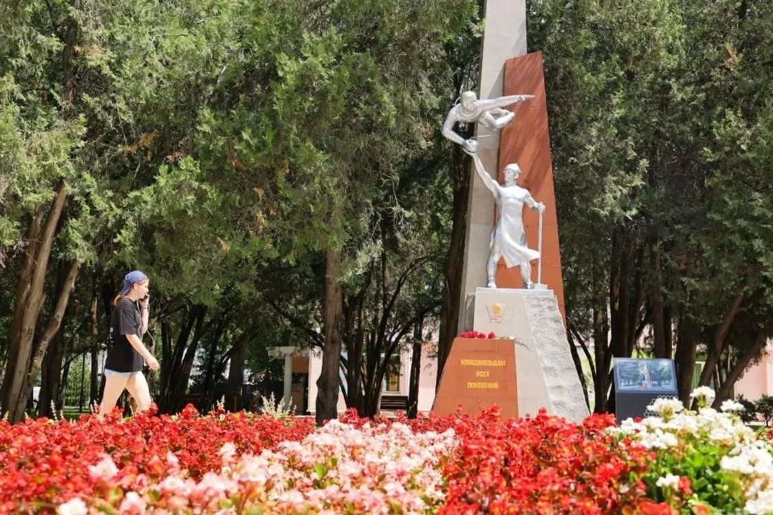 В симферопольском Детском парке обновили памятник комсомольцам всех поколений