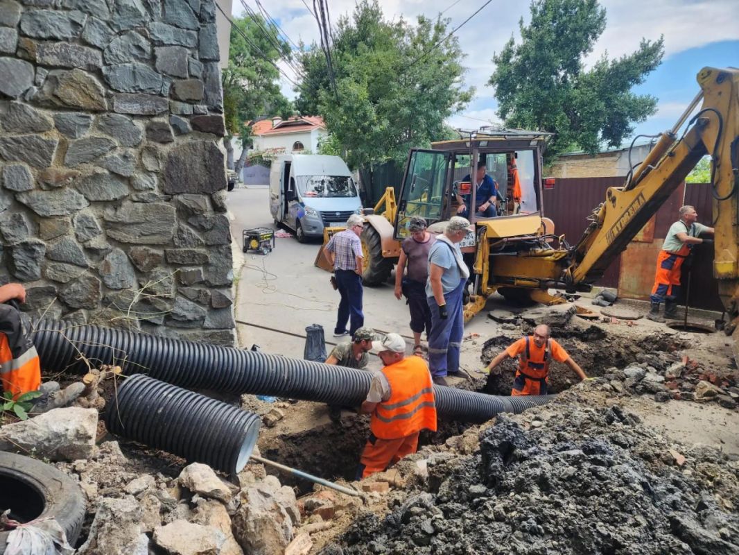 В Алупке устранили аварию на старом канализационном коллекторе