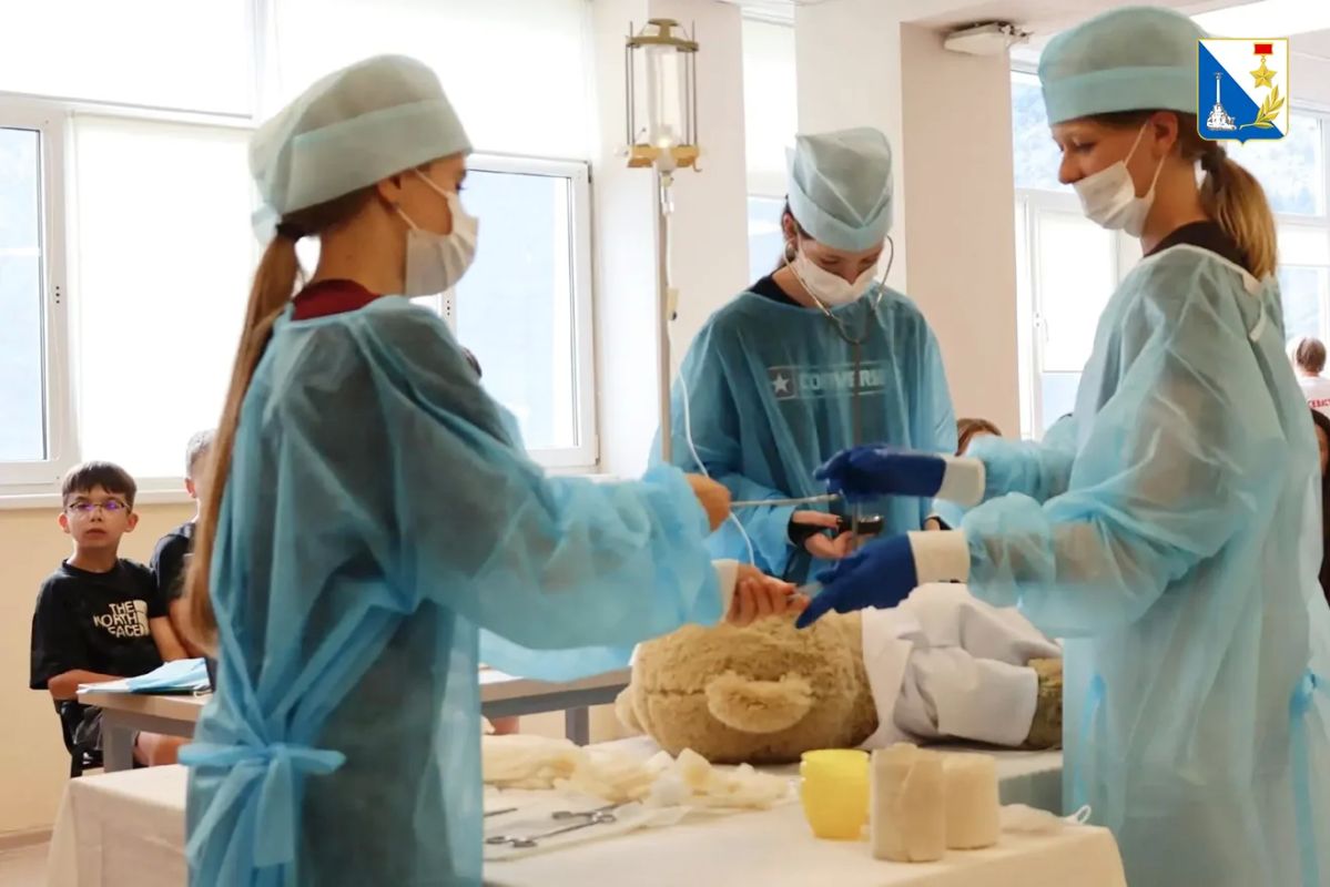 Севастопольские школьники делают первые шаги в медицине на проекте «МедСтарт92» Севастопольские школьники делают первые шаги в медицине на проекте «МедСтарт92»