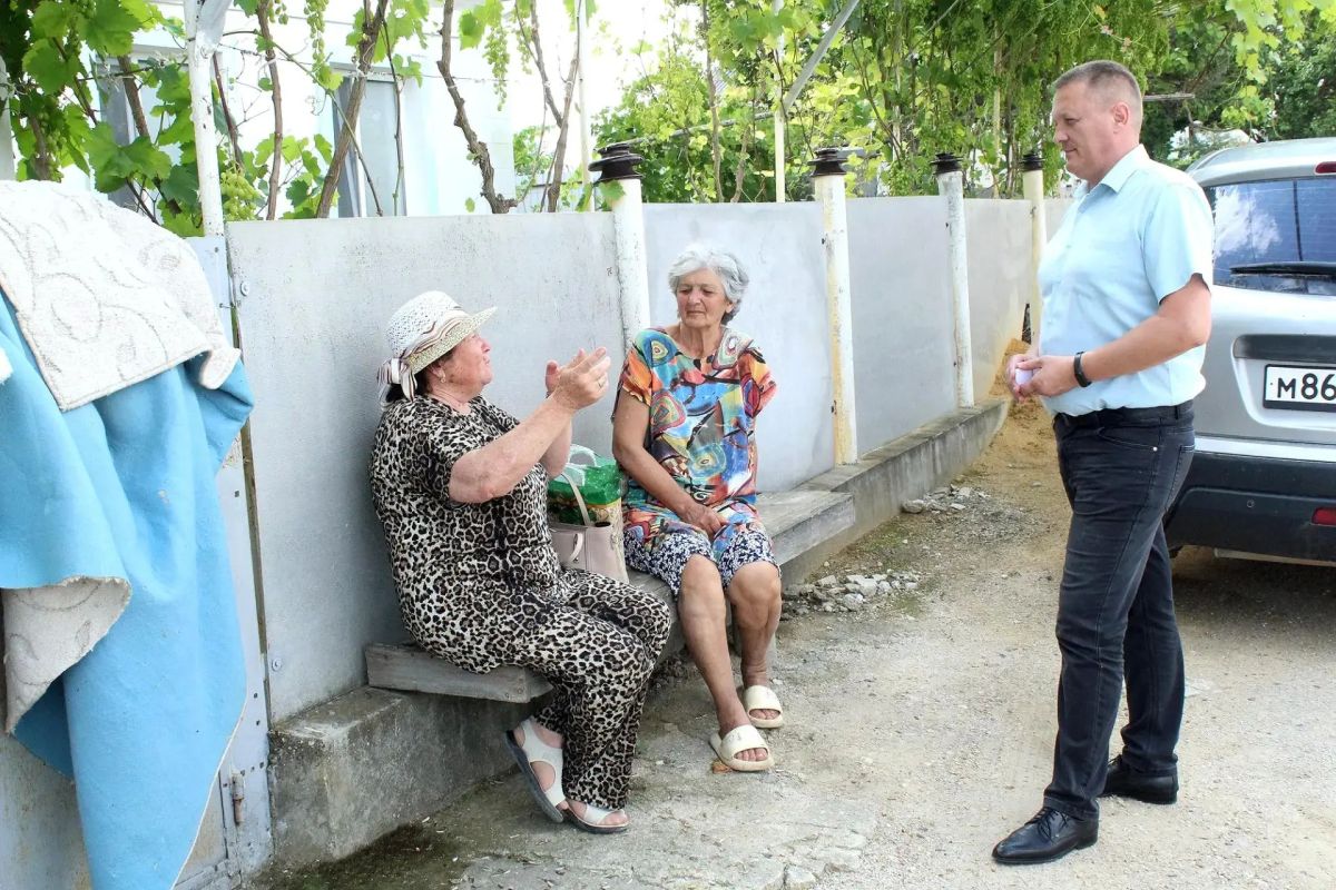 Как не раз говорил Глава Республики Крым Сергей Валерьевич Аксёнов, сейчас особенно важно быть рядом с людьми, разделять с ними сложности нынешнего времени и оказывать необходимую помощь Как не раз говорил Глава Республики Крым Сергей Валерьевич Аксёнов, сейчас особенно важно быть рядом с людьми, разделять с ними сложности нынешнего времени и оказывать необходимую помощь