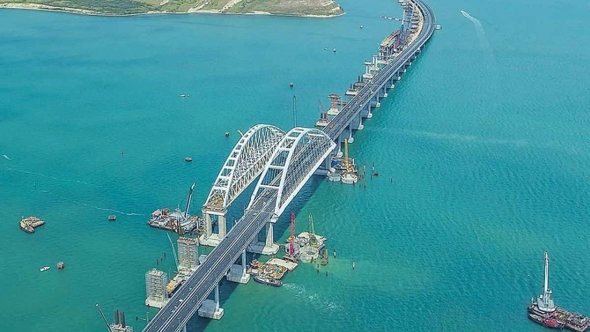 Движение автомобилей по Крымскому мосту временно остановлено