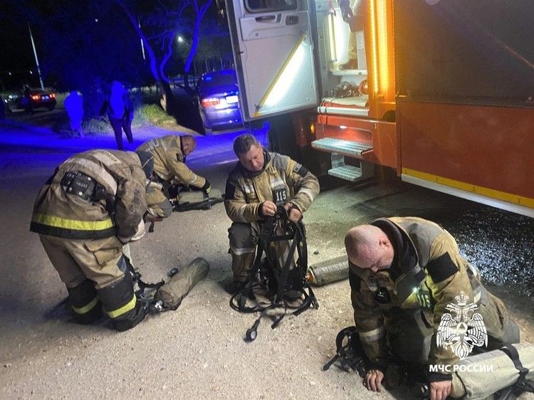 Вывел из огня 11 человек: крымского пожарного отметили медалью «За спасение погибавших» Вывел из огня 11 человек: крымского пожарного отметили медалью «За спасение погибавших»
