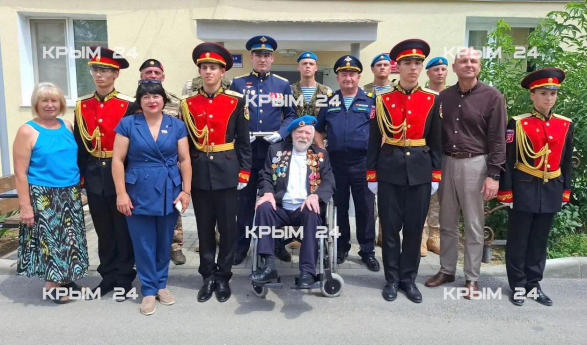 Ветеран из Крыма подписал послание для капсулы времени в Рязанское училище ВДВ
