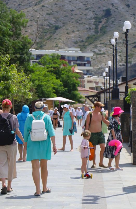 Народа становится больше: что происходит на побережье Крыма в середине лета Народа становится больше: что происходит на побережье Крыма в середине лета