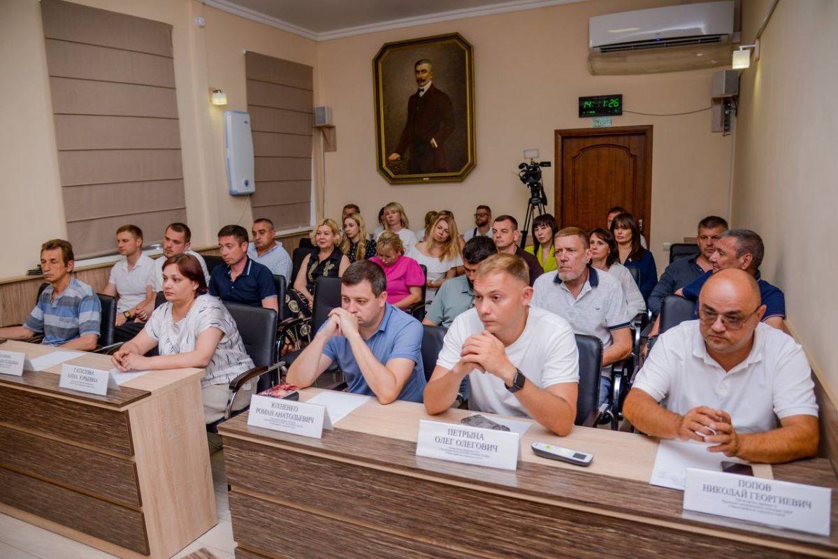 Виталий Оганесян: По результатам конкурса, который состоялся сегодня, на заседании очередной 35 сессии Евпаторийского городского совета депутаты назначили меня на должность главы администрации города Евпатории Виталий Оганесян: По результатам конкурса, который состоялся сегодня, на заседании очередной 35 сессии Евпаторийского городского совета депутаты назначили меня на должность главы администрации города Евпатории