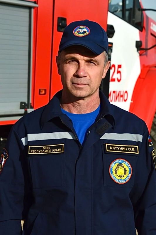 Вывел из огня 11 человек: крымского пожарного отметили медалью «За спасение погибавших»