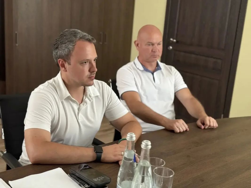 Вопросы повышения качества поддержки жителей и дальнейшего развития центров содействия населению стали главной темой рабочей встречи с председателем Государственного комитета молодежной политики Республики Крым Алексеем... Вопросы повышения качества поддержки жителей и дальнейшего развития центров содействия населению стали главной темой рабочей встречи с председателем Государственного комитета молодежной политики Республики Крым Алексеем...