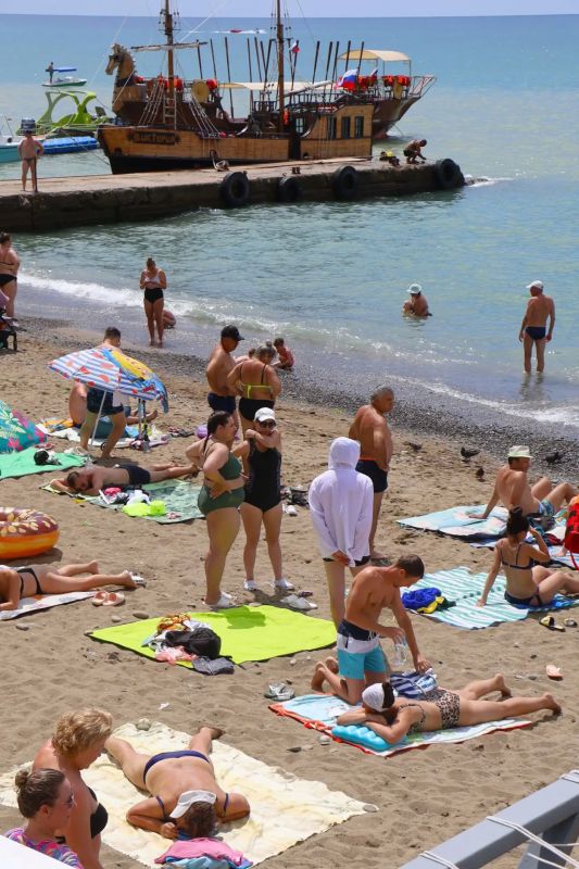 Народа становится больше: что происходит на побережье Крыма в середине лета Народа становится больше: что происходит на побережье Крыма в середине лета