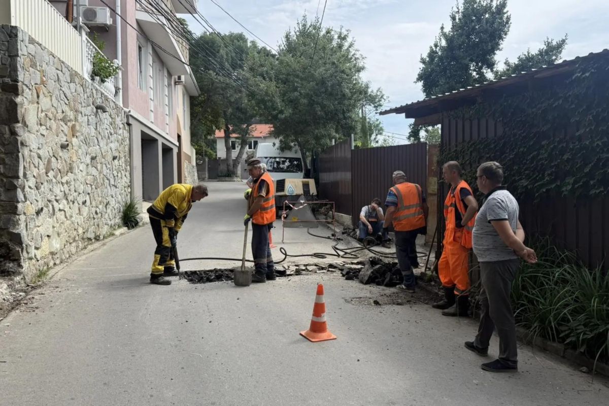 На Шоссе Свободы в Алупке провели замену участка канализационной трубы