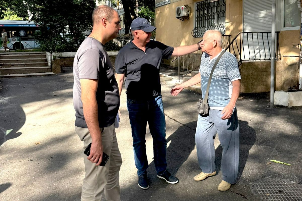 Михаил Афанасьев проверил ход благоустройства придомовых территорий Симферополя