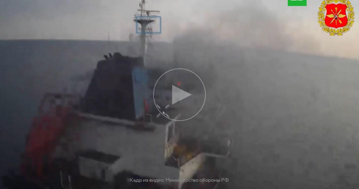 Минобороны РФ показало удар по контейнеровозу с военными грузами в Черном море