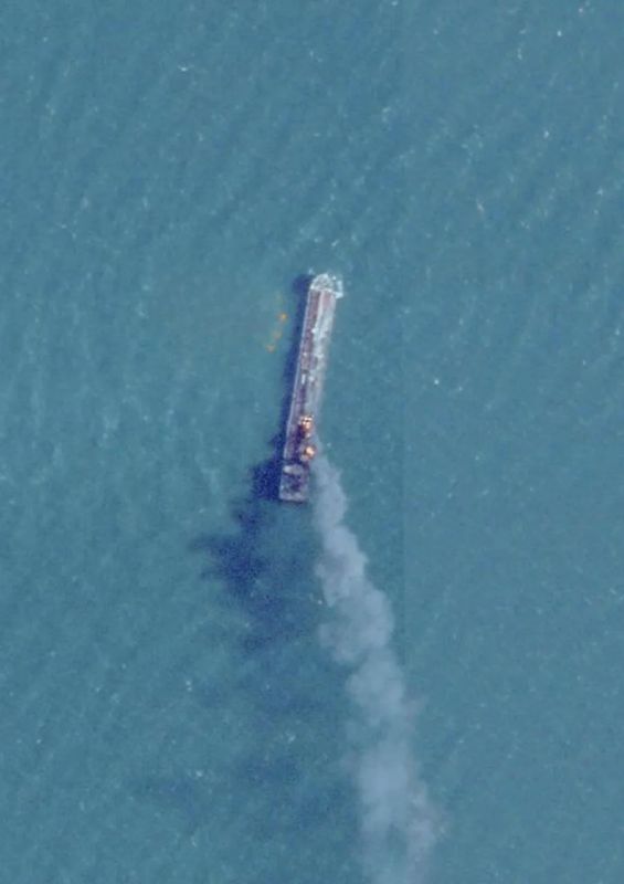 Спутниковые снимки судов в Азовском море, пораженных ранее ударами украинских дронов-камикадзе Спутниковые снимки судов в Азовском море, пораженных ранее ударами украинских дронов-камикадзе