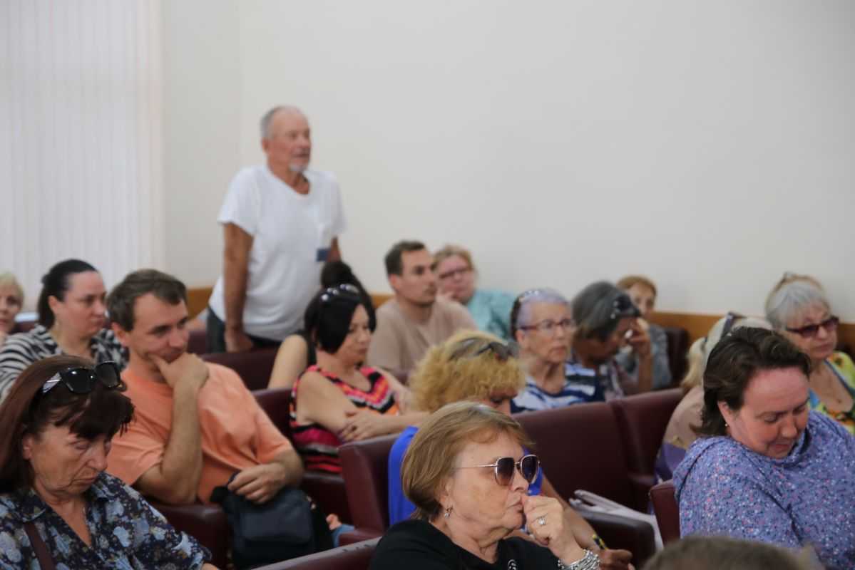 Ход благоустройства набережной обсудило руководство Феодосии с жителями округа Ход благоустройства набережной обсудило руководство Феодосии с жителями округа