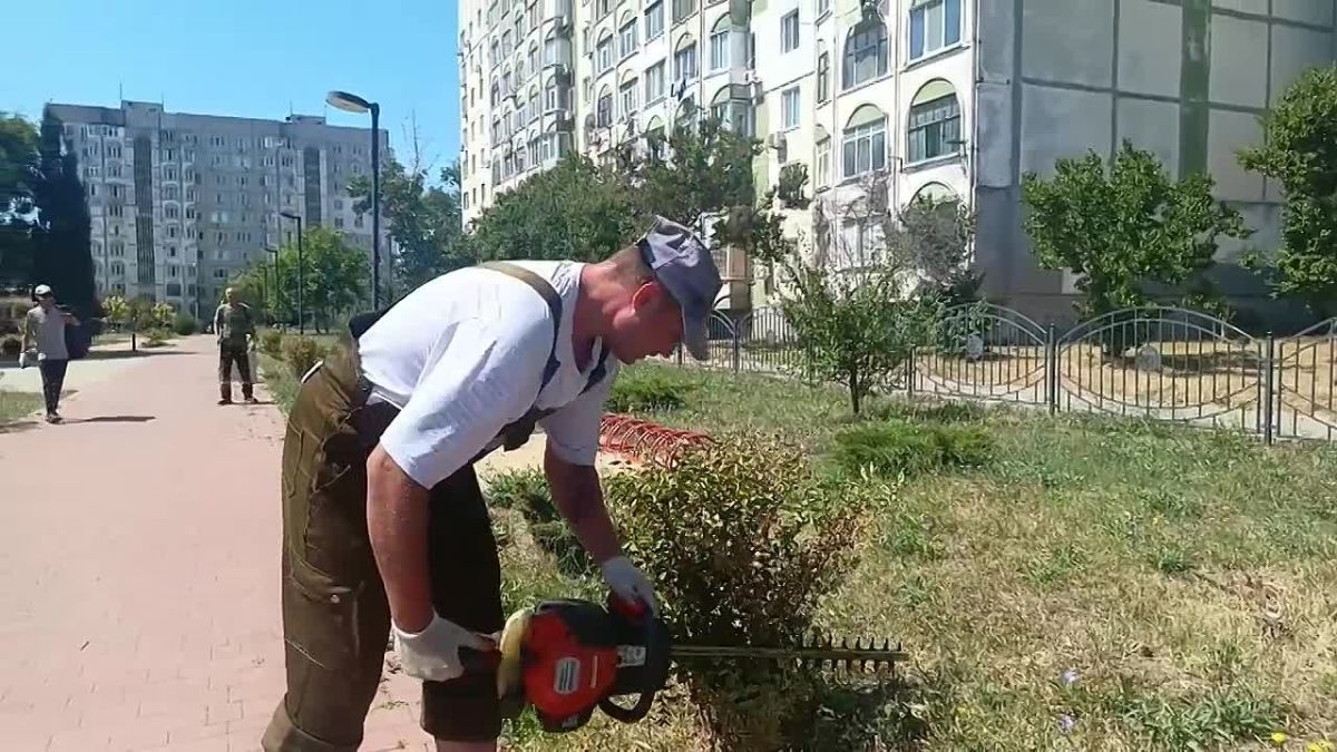 Ежедневно бригады Службы городского хозяйства осуществляют уход за зелеными насаждениями Керчи