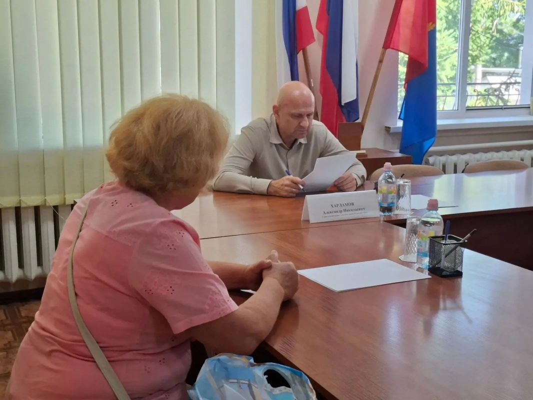 Глава администрации Советского района Александр Харламов совместно с председателем Советского районного совета Викторией Грицай и своими заместителями провёл плановый приём граждан, в ходе которого были рассмотрены обращения... Глава администрации Советского района Александр Харламов совместно с председателем Советского районного совета Викторией Грицай и своими заместителями провёл плановый приём граждан, в ходе которого были рассмотрены обращения...