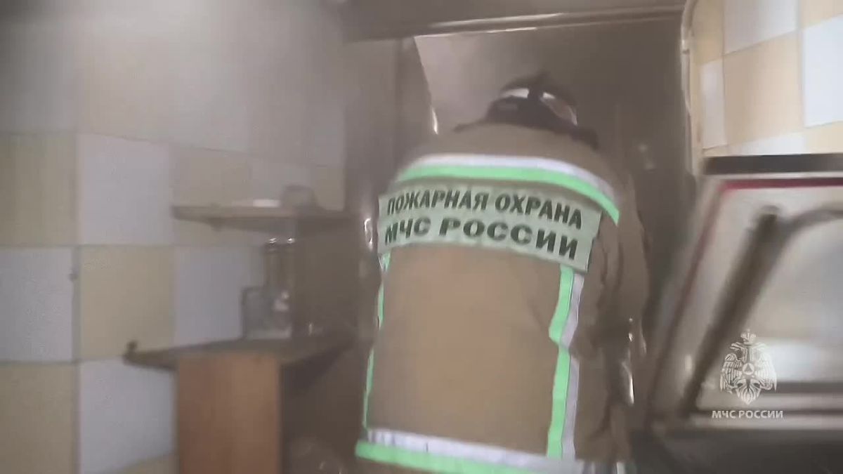 Огнеборцы ликвидируют пожар в симферопольском кафе