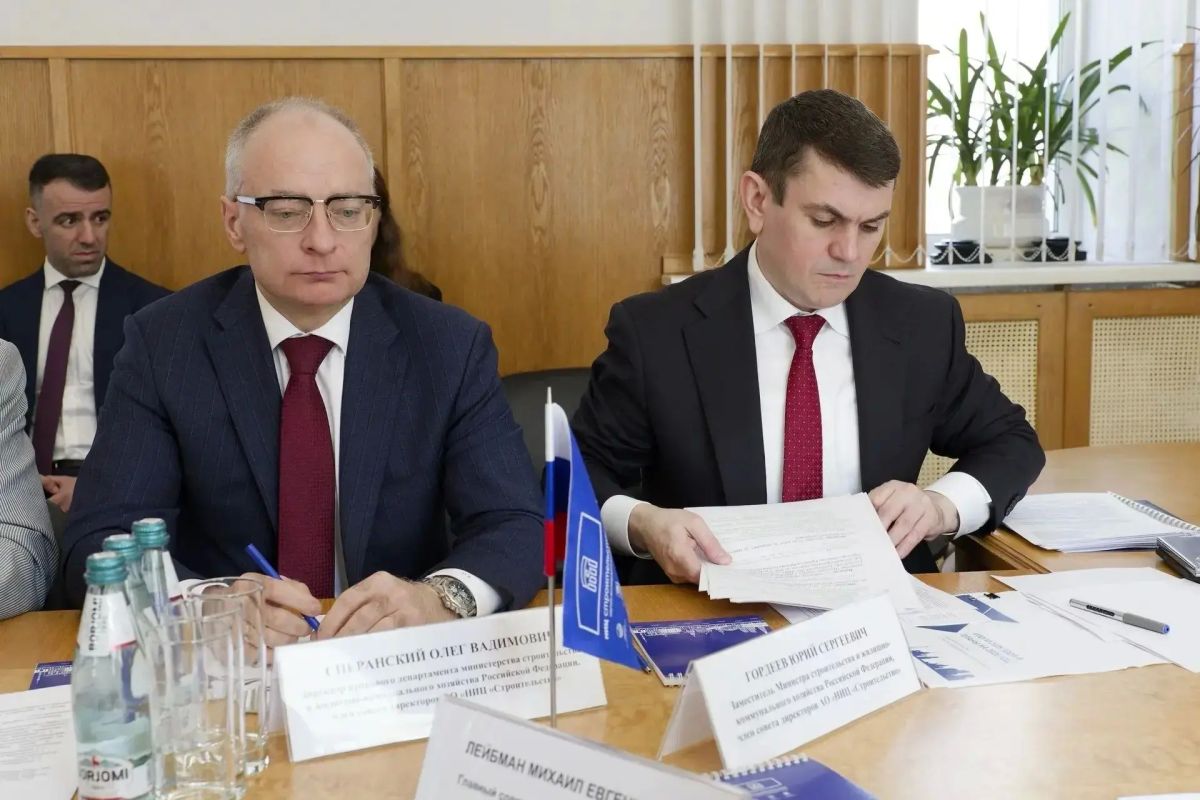 Министр строительства и ЖКХ РФ Ирек Файзуллин провел в НИЦ «Строительство» рабочее совещание по развитию научной составляющей строительной отрасли и наращиванию исследовательского потенциала для решения актуальных задач... Министр строительства и ЖКХ РФ Ирек Файзуллин провел в НИЦ «Строительство» рабочее совещание по развитию научной составляющей строительной отрасли и наращиванию исследовательского потенциала для решения актуальных задач...