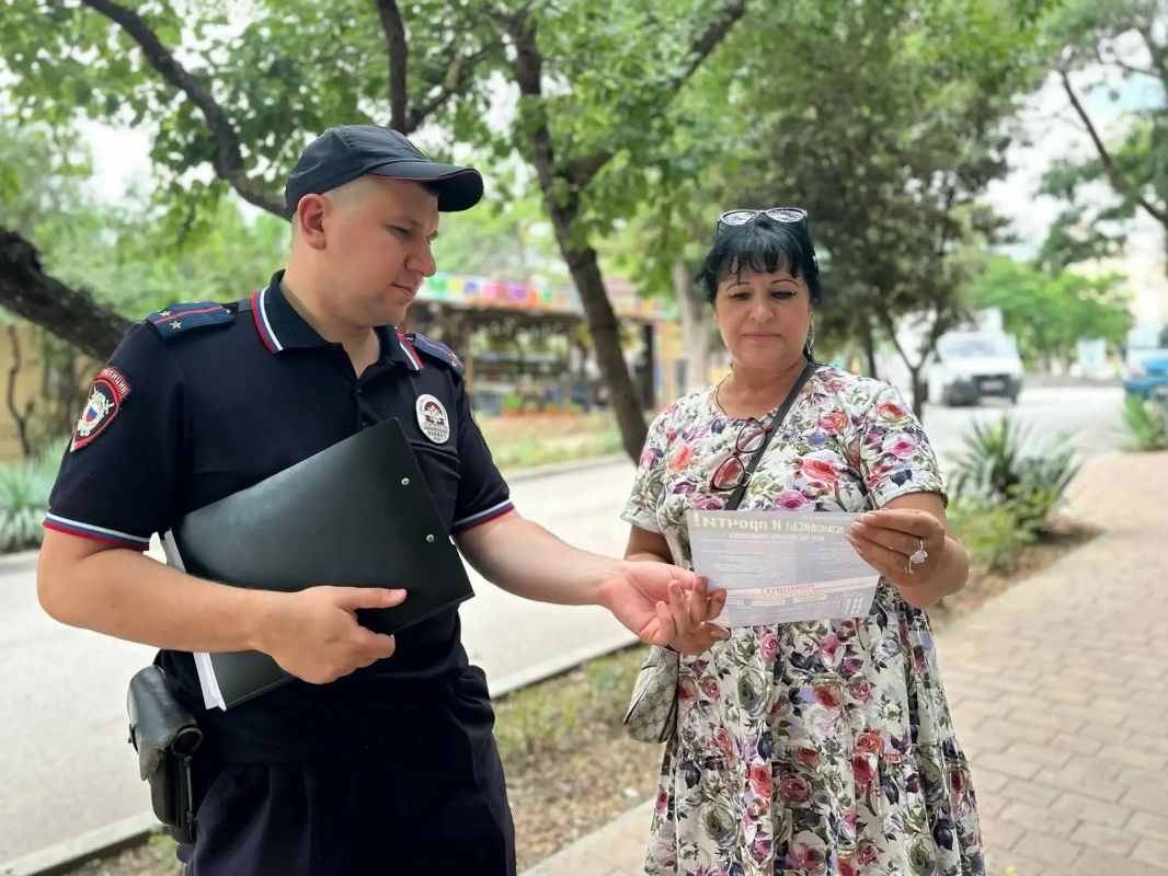 Участковые уполномоченные полиции Феодосии провели профилактическую акцию против IT-мошенничества Участковые уполномоченные полиции Феодосии провели профилактическую акцию против IT-мошенничества