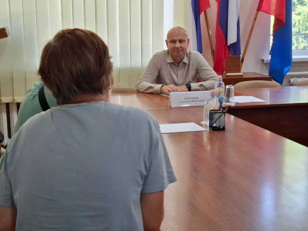 Глава администрации Советского района Александр Харламов совместно с председателем Советского районного совета Викторией Грицай и своими заместителями провёл плановый приём граждан, в ходе которого были рассмотрены обращения... Глава администрации Советского района Александр Харламов совместно с председателем Советского районного совета Викторией Грицай и своими заместителями провёл плановый приём граждан, в ходе которого были рассмотрены обращения...