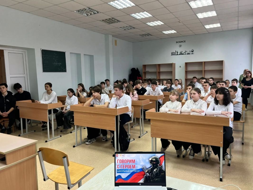 Более 60 тысяч крымских школьников приняли участие в проекте «Говорим с Героем»! Более 60 тысяч крымских школьников приняли участие в проекте «Говорим с Героем»!