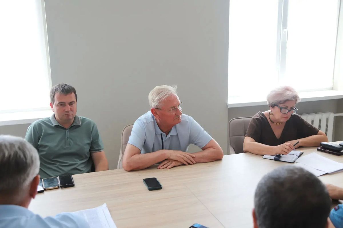 Глава администрации Бахчисарайского района Анжелика Ястребова совместно с депутатом Госсовета Василием Рогатиным и председателем районного совета Ольгой Урайкиной провела рабочую встречу с руководителями предприятий и... Глава администрации Бахчисарайского района Анжелика Ястребова совместно с депутатом Госсовета Василием Рогатиным и председателем районного совета Ольгой Урайкиной провела рабочую встречу с руководителями предприятий и...