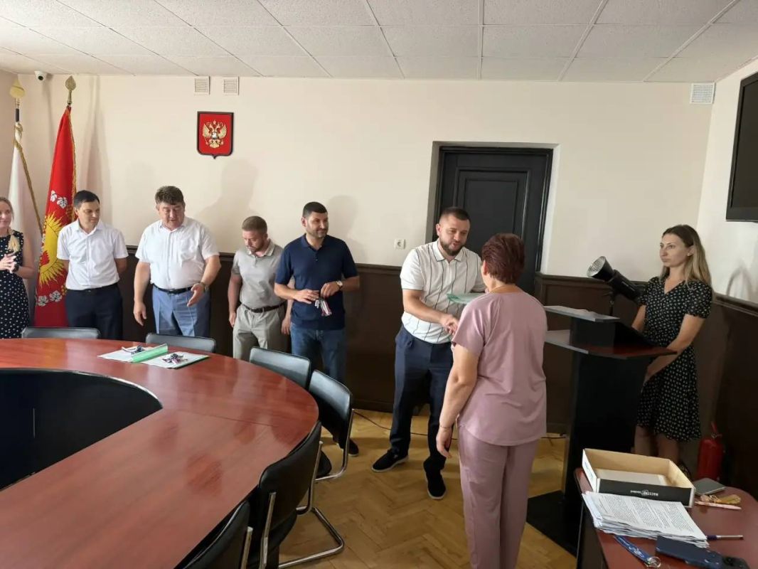 Кирилл Чебышев: Сегодня вместе с главой муниципального образования – председателем Судакского городского совета Дарьей Дейнеко и заместителем председателя горсовета Эльдаром Османовым вручили ключи от новых квартир девяти... Кирилл Чебышев: Сегодня вместе с главой муниципального образования – председателем Судакского городского совета Дарьей Дейнеко и заместителем председателя горсовета Эльдаром Османовым вручили ключи от новых квартир девяти...