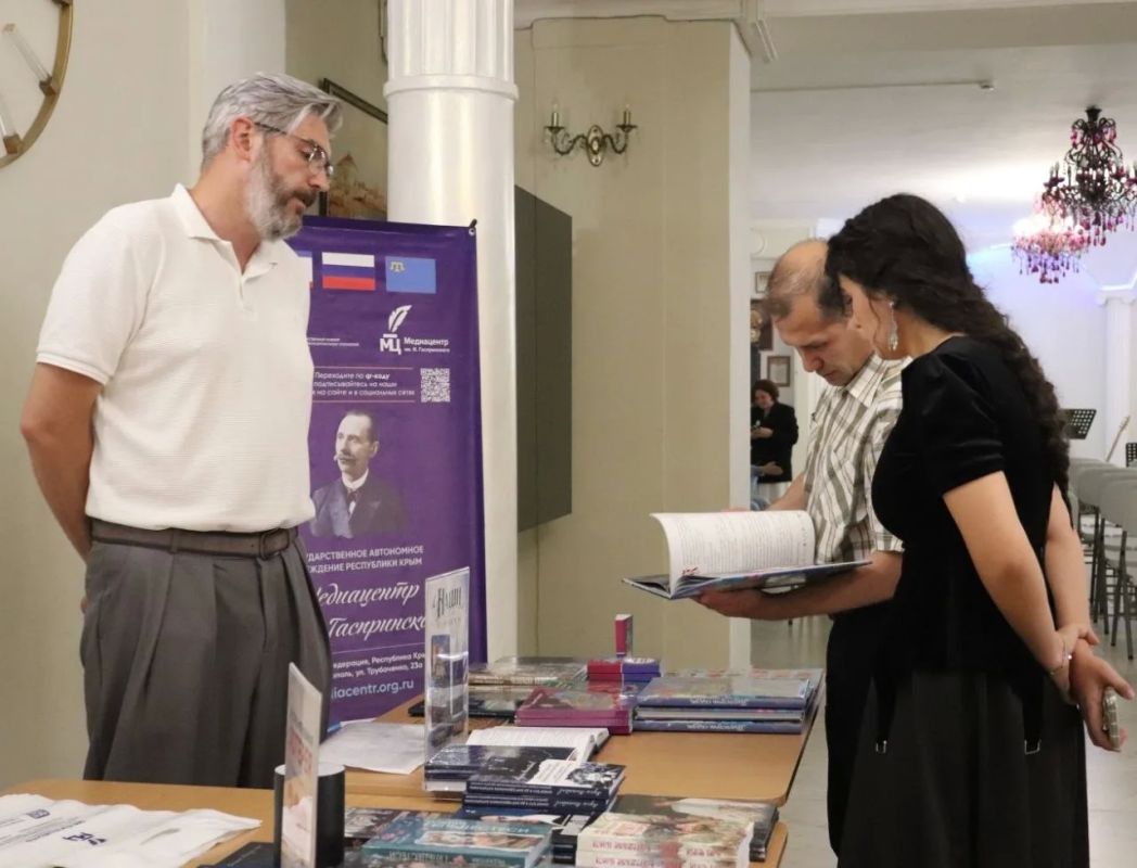 В Крымскотатарском театре прошёл концерт с участием звёздного трио В Крымскотатарском театре прошёл концерт с участием звёздного трио