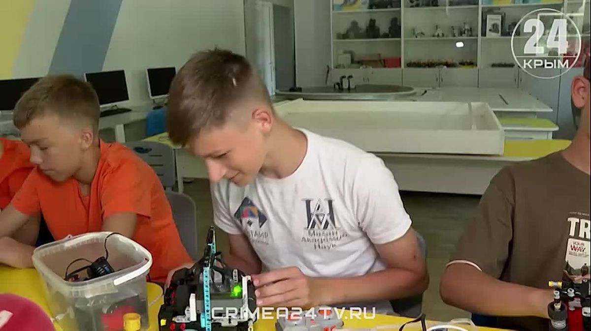 Железные чемпионы: как севастопольские школьники готовят роботов к международному турниру?