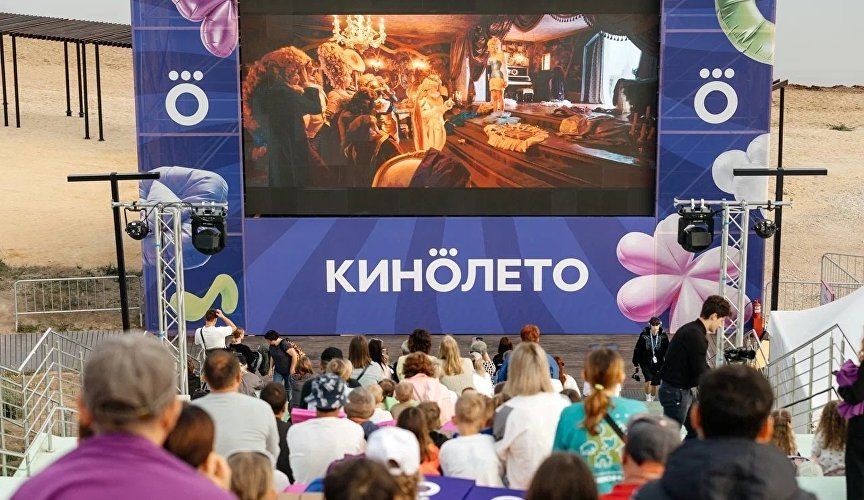 Афиша Крыма в выходные: дни рождения курортов, концерты в пещерах, кино на пляже